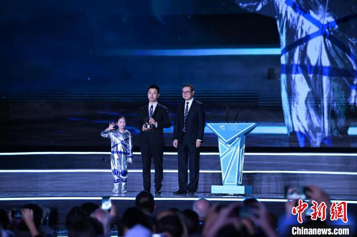 10月21日，2023雨果獎在成都揭曉。中國科幻作家海漄憑小說《時空畫師》獲2023雨果獎“最佳短中篇小說”?！D片由第81屆世界科幻大會組委會提供