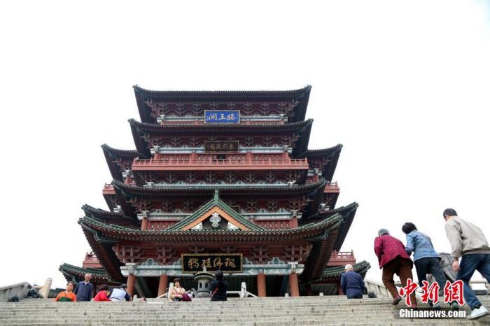 資料圖：中國(guó)農(nóng)歷九月初九，重陽(yáng)佳節(jié)。民眾來(lái)到位于江西南昌的滕王閣旅游區(qū)，登高祈福。<a target='_blank' href='/'><p  align=