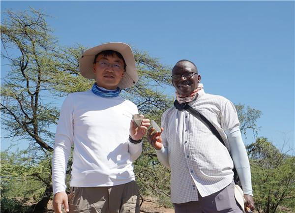 新發(fā)現(xiàn)的典型勒瓦婁哇石核和勒瓦婁哇尖狀器。中肯聯(lián)合考古隊供圖