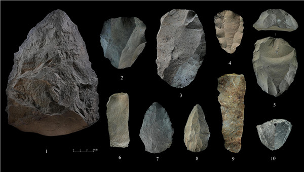 石制品 1.手斧 2、4、5.勒瓦婁哇石核（循環(huán)剝片法、優(yōu)先剝片法）3.勒瓦婁哇石葉石核 6.勒瓦婁哇石葉 7、8.勒瓦婁哇尖狀器 9.石葉 10.錐形石葉石核。中肯聯(lián)合考古隊供圖
