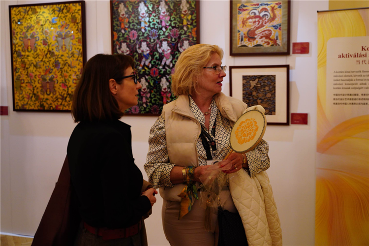 游客觀賞。布達(dá)佩斯中國(guó)文化中心供圖