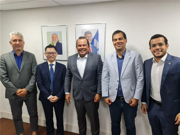 巴伊亞州副州長杰拉爾多·儒尼奧爾（中）與中國—巴伊亞州礦業(yè)委員會主要成員合影。巴西巴伊亞州“中國—巴伊亞州礦業(yè)委員會”供圖