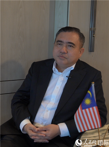 馬來西亞交通部部長(zhǎng)陸兆福在接受人民網(wǎng)專訪。人民網(wǎng) 張文捷攝