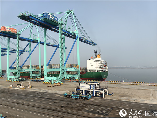 天津港北疆港區(qū)C段智能化集裝箱碼頭。人民網(wǎng)記者 符園園攝