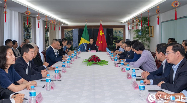 當(dāng)?shù)貢r間10月23日，國務(wù)院僑務(wù)辦公室主任陳旭（中）在巴西里約熱內(nèi)盧出席國務(wù)院僑辦代表團(tuán)與里約僑界座談會。  王天聰 攝