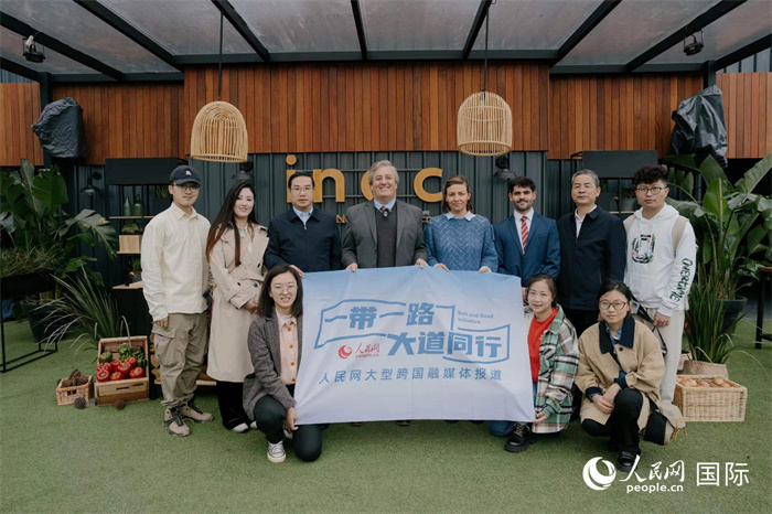 在烏拉圭第118屆普拉多牧農(nóng)業(yè)國際博覽會上，烏拉圭國家肉類協(xié)會主席與人民網(wǎng)記者合影。人民網(wǎng)記者 張若涵攝