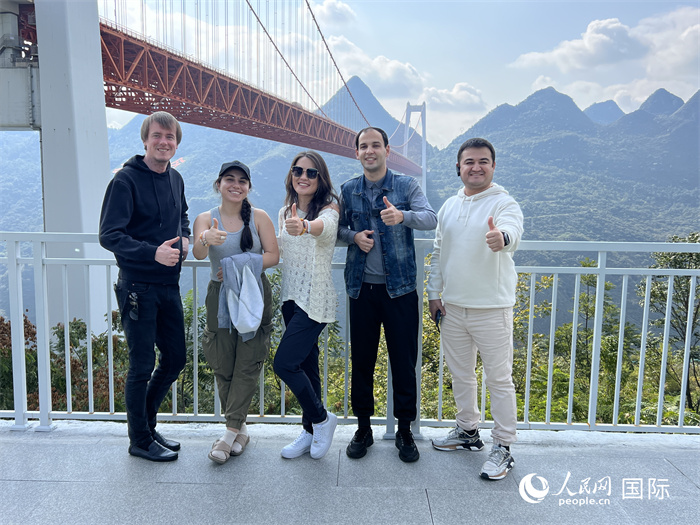 歐亞國家記者在壩陵河大橋下合影，并給大橋“點贊”。人民網(wǎng) 花放攝
