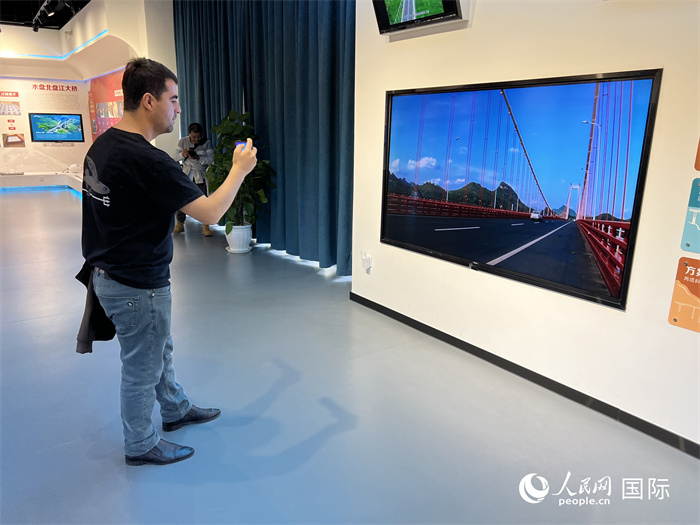 歐亞國家記者在橋梁博物館參觀。（人民網(wǎng) 花放攝）