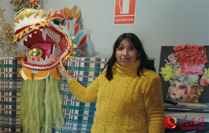 “熊貓閱覽室”一角。盧漢·梅洛為記者展示大使館贈(zèng)送的龍頭。人民網(wǎng)記者 張若涵攝