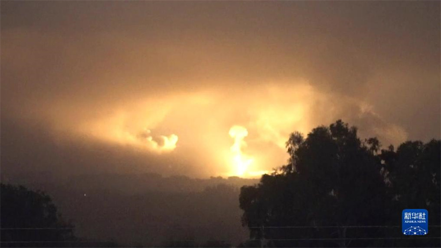 這張從以色列國防軍發(fā)布視頻中截取的圖片顯示，10月27日晚，以軍進(jìn)入加沙地帶開展地面行動(dòng)。新華社發(fā)