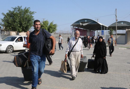   11月1日，人們?cè)诶诎都由骋粋?cè)準(zhǔn)備前往埃及。新華社發(fā)（哈立德·奧馬爾攝）