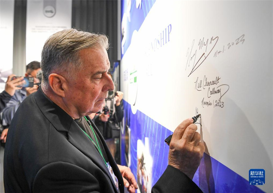 11月1日，美中航空遺產基金會主席格林在重慶史迪威博物館友誼墻上簽名。新華社記者 王全超 攝