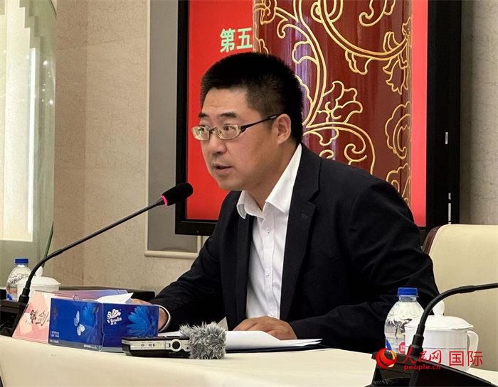 10月31日，歐美同學(xué)會副秘書長滕劍峰在第五屆中法文化論壇媒體吹風(fēng)會上講話。（人民網(wǎng) 謝瑩攝）