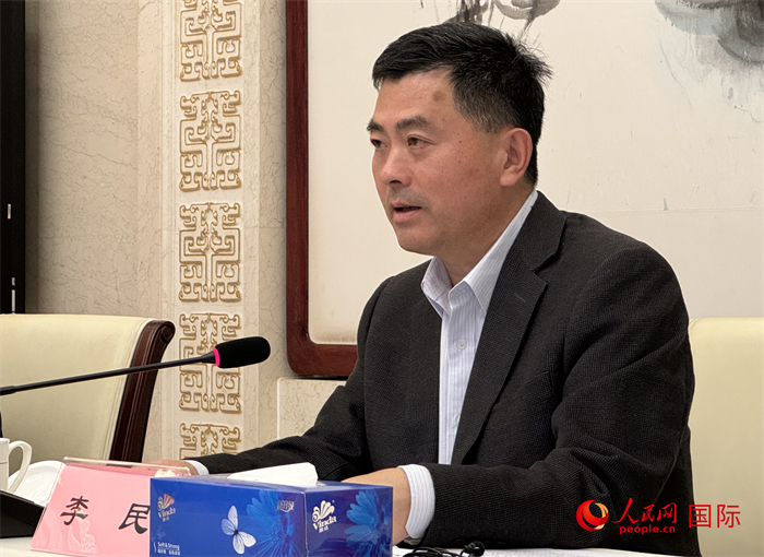 10月31日，歐美同學(xué)會秘書長李民在第五屆中法文化論壇媒體吹風(fēng)會上講話。（人民網(wǎng) 謝瑩攝）