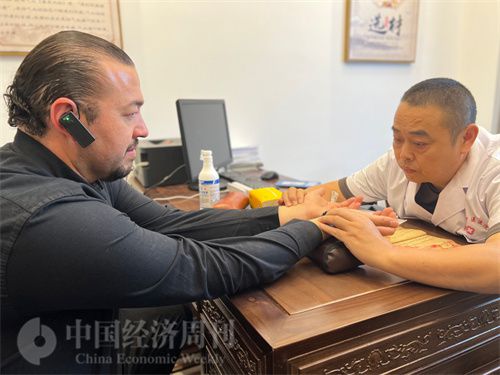   （外媒記者走進(jìn)中醫(yī)堂，問(wèn)診中醫(yī)名師。中國(guó)經(jīng)濟(jì)周刊記者 郭志強(qiáng)攝）
