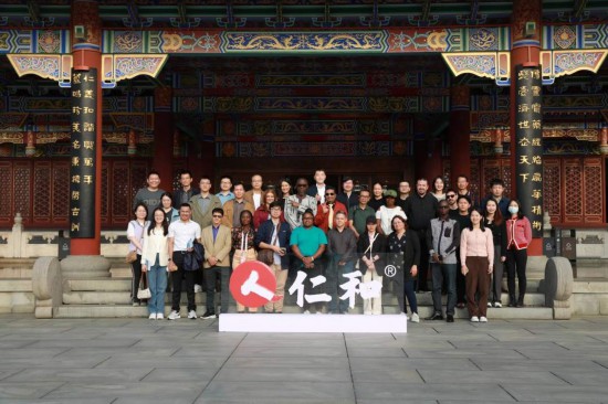 2023“一帶一路”媒體合作論壇聯(lián)合采訪團(tuán)參觀仁和集團(tuán)。（受訪者供圖）