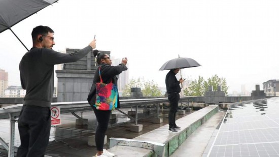   2023“一帶一路”媒體合作論壇聯(lián)合采訪團(tuán)參觀國(guó)家電投江西公司分宜電廠光伏矩陣。（本報(bào)記者 周歡攝）