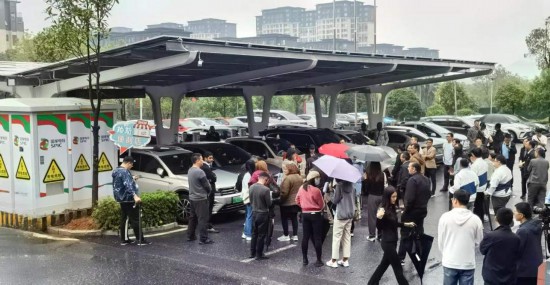   2023“一帶一路”媒體合作論壇聯(lián)合采訪團(tuán)參觀新余市分宜縣行政服務(wù)中心“光儲(chǔ)充放檢”項(xiàng)目。（受訪者供圖）