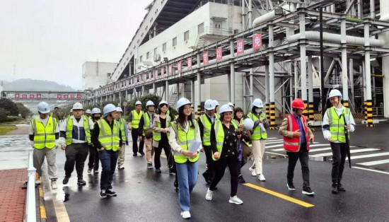   2023“一帶一路”媒體合作論壇聯(lián)合采訪團(tuán)走進(jìn)國(guó)家電投江西公司分宜電廠廠區(qū)。（本報(bào)記者 周歡攝）