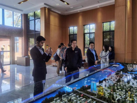 　　10月24日，2023“一帶一路”媒體合作論壇聯(lián)合采訪團(tuán)團(tuán)員在清水塘投資集團(tuán)招商服務(wù)中心參觀。本報(bào)記者 常雯宜攝