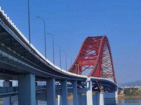 　　清水塘大橋側(cè)面。本報(bào)記者 常雯宜攝