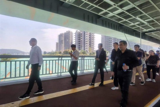 　　10月24日，2023“一帶一路”媒體合作論壇聯(lián)合采訪團(tuán)團(tuán)員走在清水塘大橋景觀通道上。本報(bào)記者 常雯宜攝