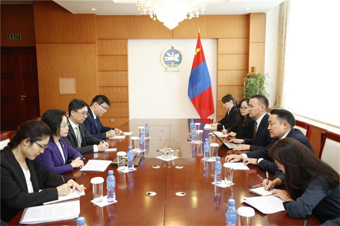 10月31日，中國駐蒙古國大使沈敏娟到任拜會(huì)蒙政府辦公廳主任兼蒙古人民黨總書記阿瑪爾巴伊斯格楞。中國駐蒙古使館供圖