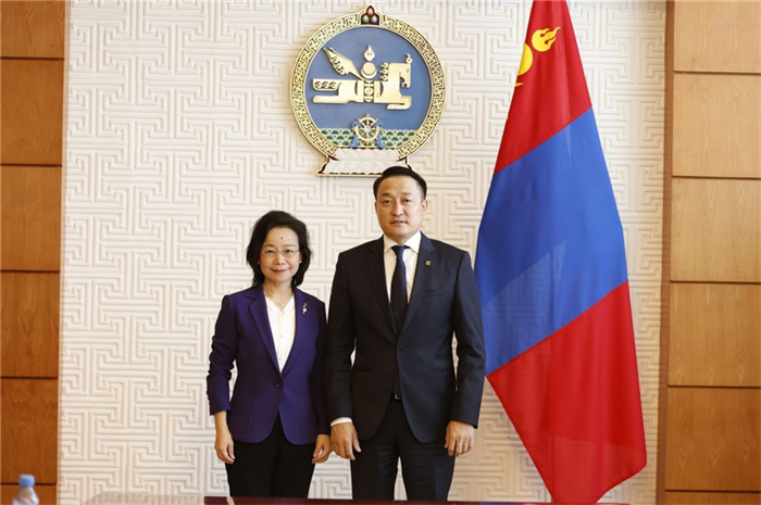 10月31日，中國駐蒙古國大使沈敏娟到任拜會(huì)蒙政府辦公廳主任兼蒙古人民黨總書記阿瑪爾巴伊斯格楞（右）。中國駐蒙古使館供圖