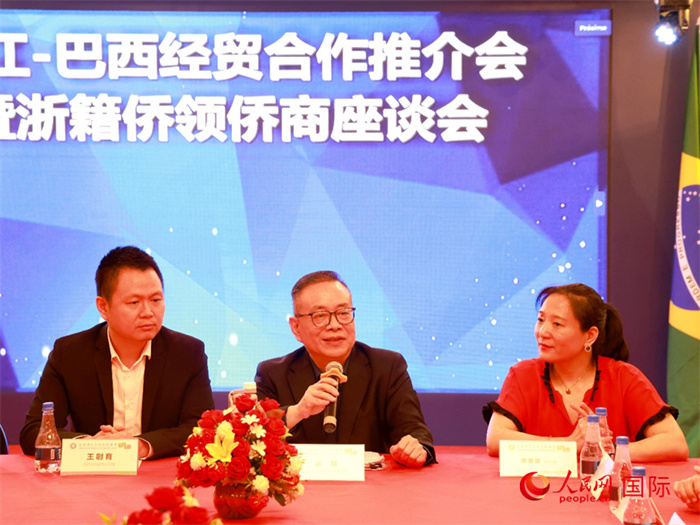 浙江海外聯(lián)誼會(huì)常務(wù)副會(huì)長徐旭（中）和與會(huì)僑領(lǐng)僑商座談。人民網(wǎng)記者 陳海琪攝