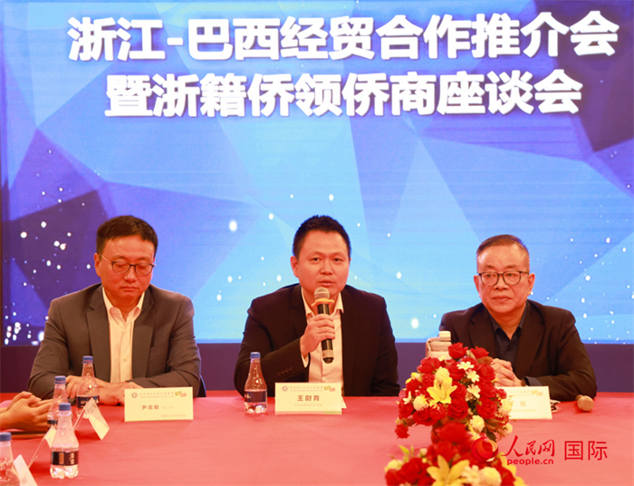 中國駐里約代總領(lǐng)事王尉育（中）在活動(dòng)中致辭。人民網(wǎng)記者 陳海琪攝