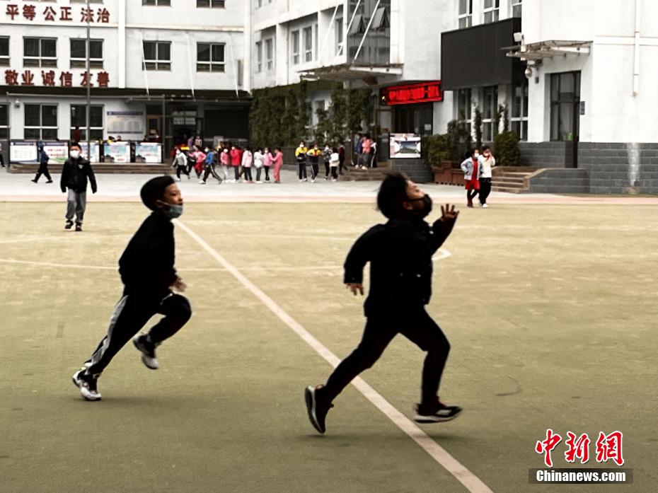 資料圖：學(xué)生們?cè)谡n間玩耍。