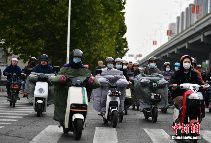 11月3日，河北石家莊迎降溫天氣，市民“捂”裝出行。 <a target='_blank' href='/'><p  align=