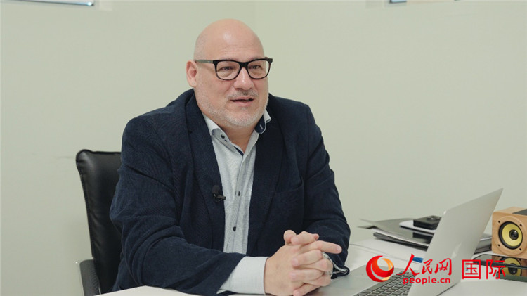 烏拉圭《共和國報》總編輯胡安·布蘭卡接受人民網(wǎng)專訪。人民網(wǎng)記者 張若涵攝