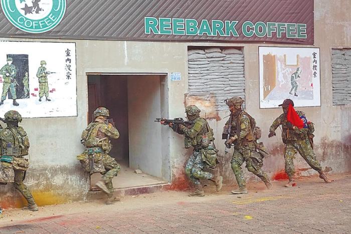圖為2022年臺陸軍步訓部學員模擬城鎮(zhèn)戰(zhàn)。圖片來源：臺灣《中國時報》。