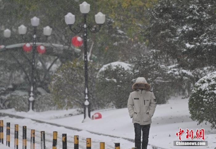 圖為市民在雪中出行。 <a target='_blank' href='/' ><p  align=