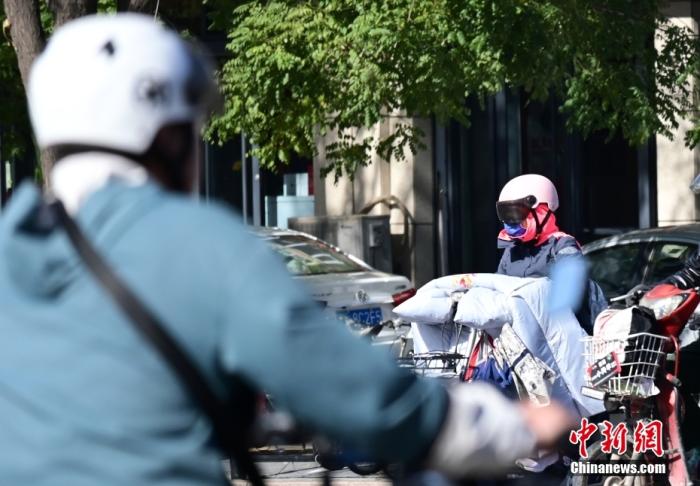 石家莊街頭，市民紛紛穿上厚厚的外套“捂”裝前行。 <a target='_blank' href='/'><p  align=