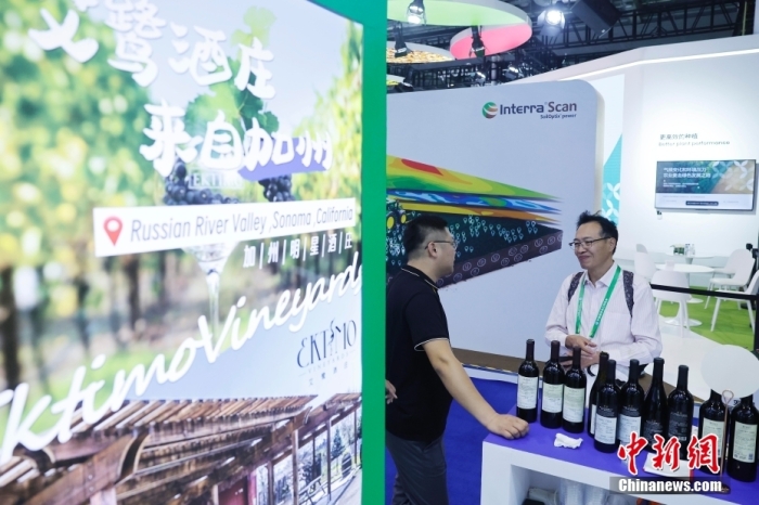 11月6日，參觀者與展臺(tái)工作人員交流。當(dāng)日，第六屆中國國際進(jìn)口博覽會(huì)在國家會(huì)展中心(上海)舉行。據(jù)上海美國商會(huì)官網(wǎng)消息，為進(jìn)一步加強(qiáng)中美經(jīng)貿(mào)聯(lián)系，上海美國商會(huì)與美國農(nóng)業(yè)部合作參展2023年第六屆中國國際進(jìn)口博覽會(huì)。今年是美國政府首次設(shè)立官方展館。<a target='_blank' href='/'><p  align=