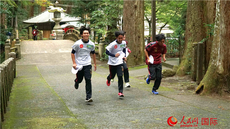 中日青少年在百年古剎里奔跑，揮灑青春的汗水。人民網(wǎng) 蔣曉辰攝