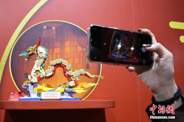 第六屆中國國際進(jìn)口博覽會舉行，消費(fèi)品展區(qū)展出以生肖龍為題材的中國元素產(chǎn)品。<a target='_blank' href='/'><p  align=