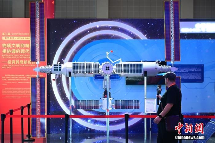 11月5日，觀眾在進(jìn)博會中國館參觀拍攝中國空間站模型。<a target='_blank' href='/'><p  align=