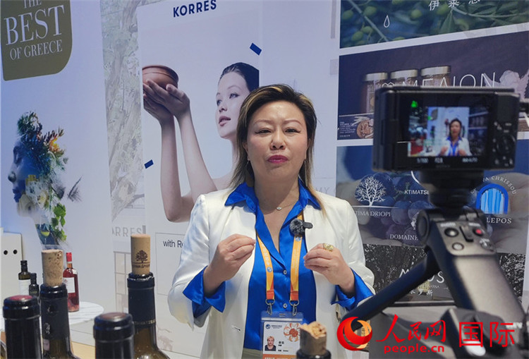希華集團(tuán)聯(lián)合創(chuàng)始人兼總裁索菲亞女士接受采訪。人民網(wǎng) 殷韜攝