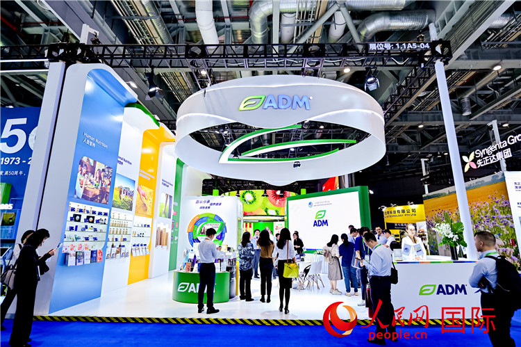 美國農(nóng)產(chǎn)品加工和貿(mào)易企業(yè)ADM在進(jìn)博會的展臺。人民網(wǎng)記者 趙益普攝