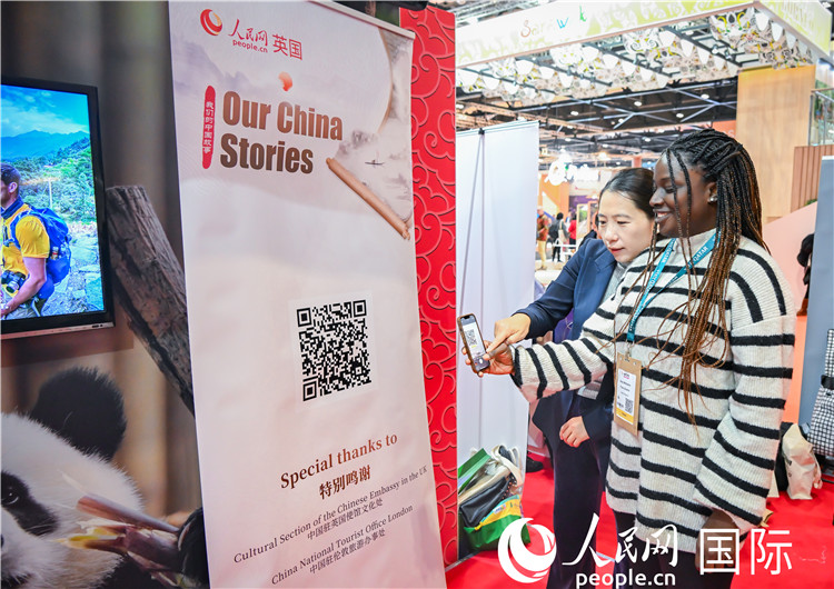 觀眾掃碼《我們的中國故事》系列視頻。人民網(wǎng) 郭錦標攝