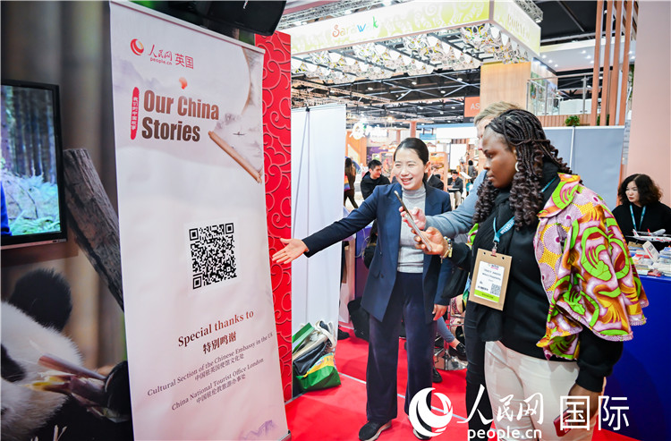 觀眾掃碼《我們的中國故事》系列視頻。人民網(wǎng) 郭錦標攝