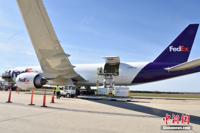 當(dāng)?shù)貢r(shí)間11月8日，美國華盛頓史密森學(xué)會國家動物園的大熊貓“美香”“添添”和它們的幼崽“小奇跡”乘坐的專機(jī)從華盛頓杜勒斯國際機(jī)場起飛前往中國成都。圖為裝有大熊貓的特制“旅行箱”正在運(yùn)上專機(jī)。<a target='_blank' href='/'><p  align=