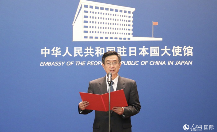 中國駐日本大使館教育處公使銜參贊杜柯偉宣讀獲獎人員名單。人民網(wǎng) 許可攝