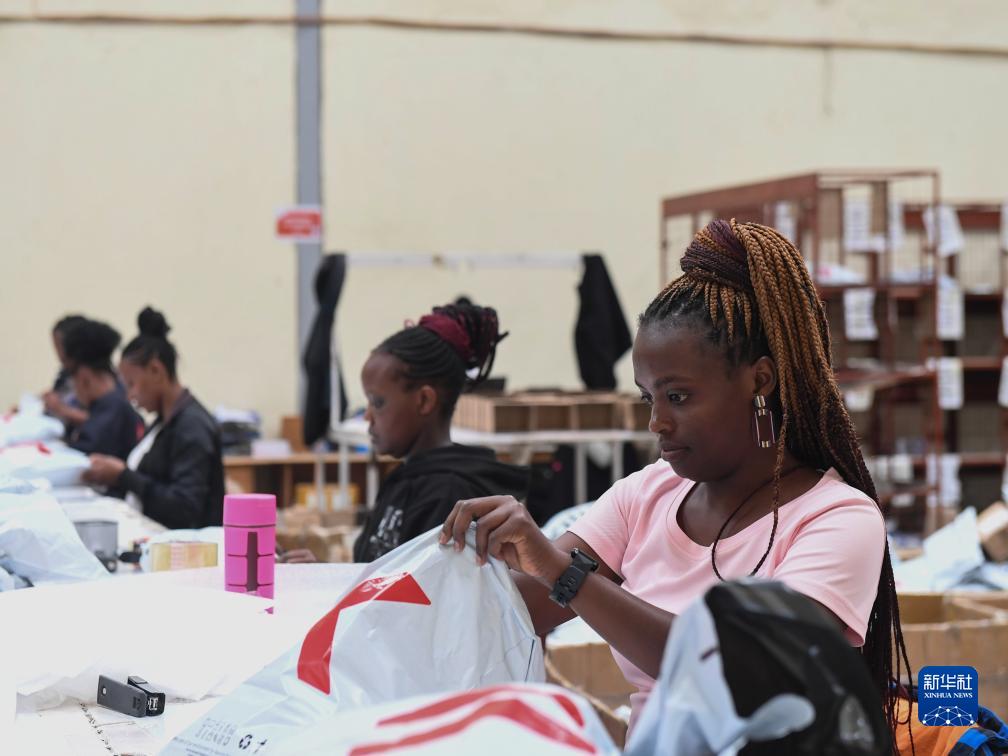 11月10日，在肯尼亞姆洛隆戈，Kilimall員工在倉庫內包裝商品。新華社記者 李亞輝 攝