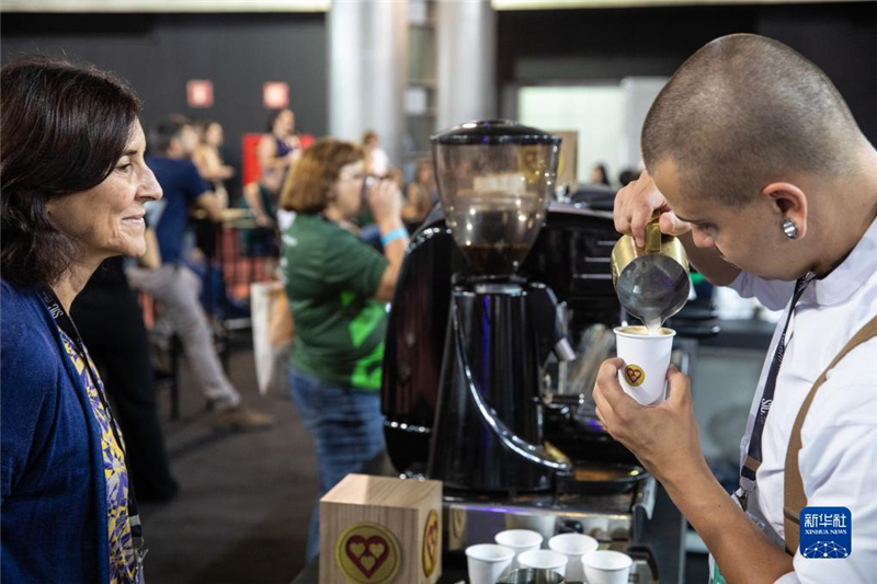 11月9日，咖啡師在巴西貝洛奧里藏特舉行的咖啡周上為參觀者制作咖啡。新華社記者 王天聰 攝