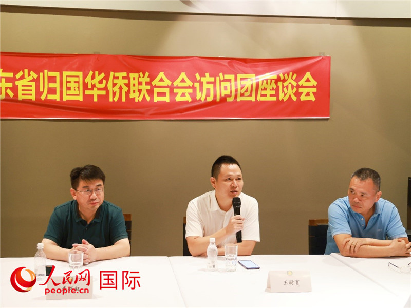 中國駐里約總領館副總領事王尉育（中）在座談會上致辭。人民網(wǎng)記者 陳海琪攝