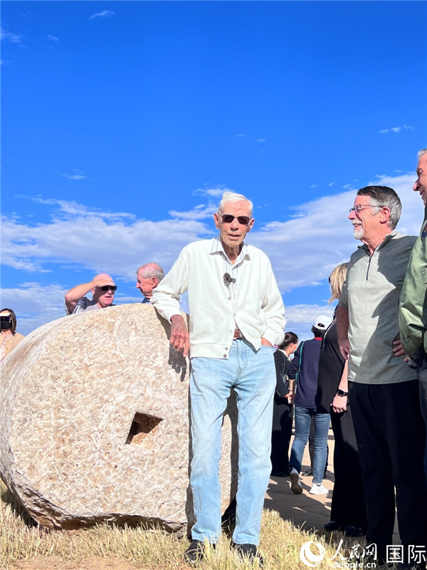 103歲的飛虎隊老兵哈里·莫耶在云南昆明呈貢機場舊址的石碾前留影。人民網(wǎng) 趙瞳攝